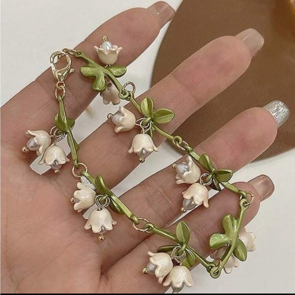 Spring Tulip Bracelet - Picture 3 of 5